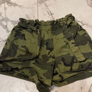 Sanctuary Camouflage Green Women's Shorts with belt elastic waist